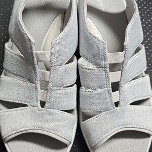 NEW w/o Box Silver Shimmer Bzees Finale Sandal 10W